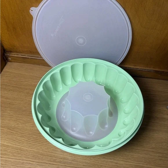 Vintage Tupperware Jello Mold Container – Seafoam Green with Lid – 12” Diameter - Picture 2 of 3